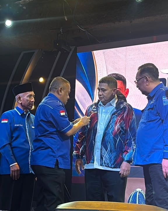 Prosesi Bergabungnya Munafri Arifuddin ke Demokrat Ditandai Penyerahan KTA oleh Ketua DPD Sulsel Ni'matullah dan Pemakaian Jaket Biru oleh Agustinus Tamo Mbapa