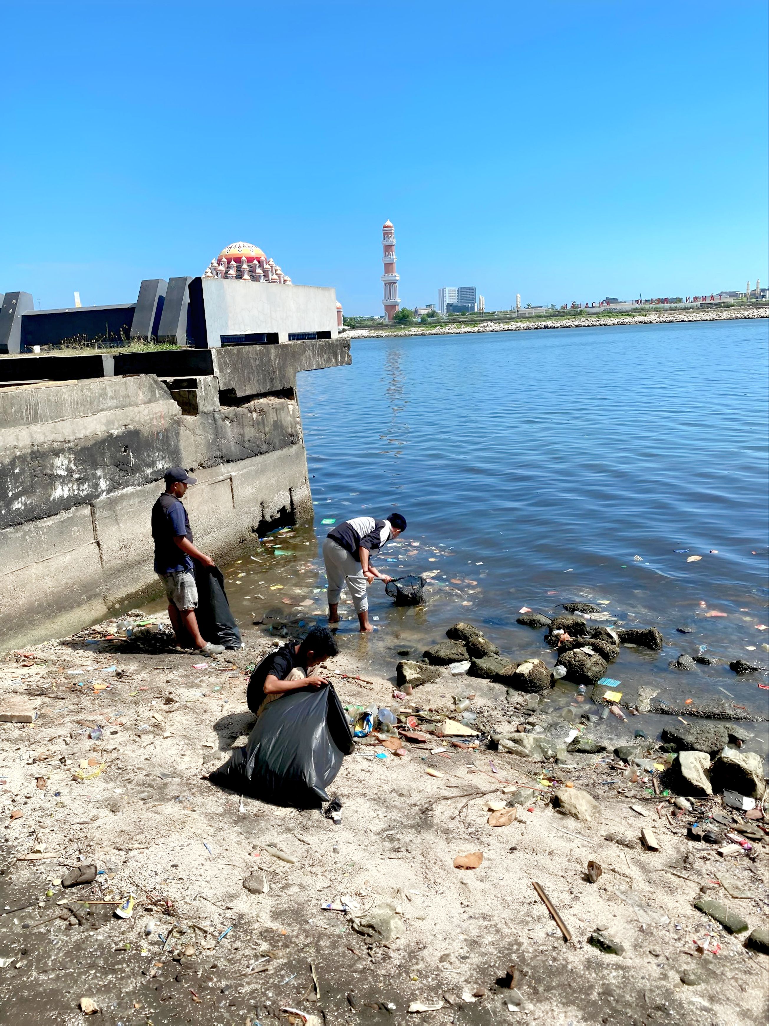 Respons Aduan Warga, Pemkot Makassar Turunkan Satgas Kebersihan di Pantai Losari
